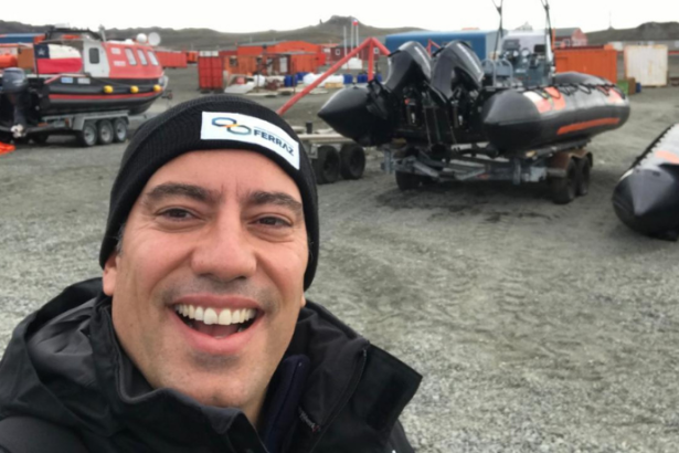 Durante a pandemia, Pedro Duarte Guimarães destacou-se na condução da comunicação pública da Caixa, garantindo clareza sobre os programas sociais.