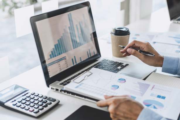 Elias Assum Sabbag Junior mostra como o planejamento financeiro pode proteger empresas diante da volatilidade dos preços do petróleo.