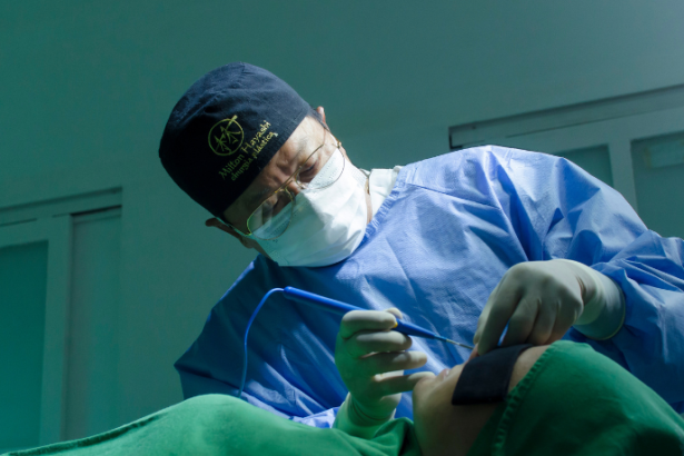 Milton Seigi Hayashi analisa o uso da IA na cirurgia plástica como apoio ao médico.