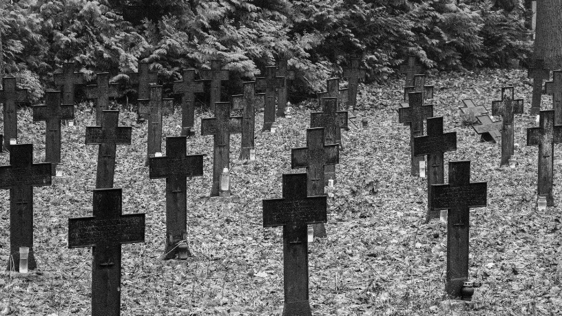 Tiago Schietti analisa o papel dos cemitérios nas cidades contemporâneas como espaços de memória e organização urbana.