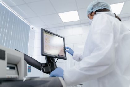 Cientista usando uma tela sensível ao toque em um laboratório moderno.