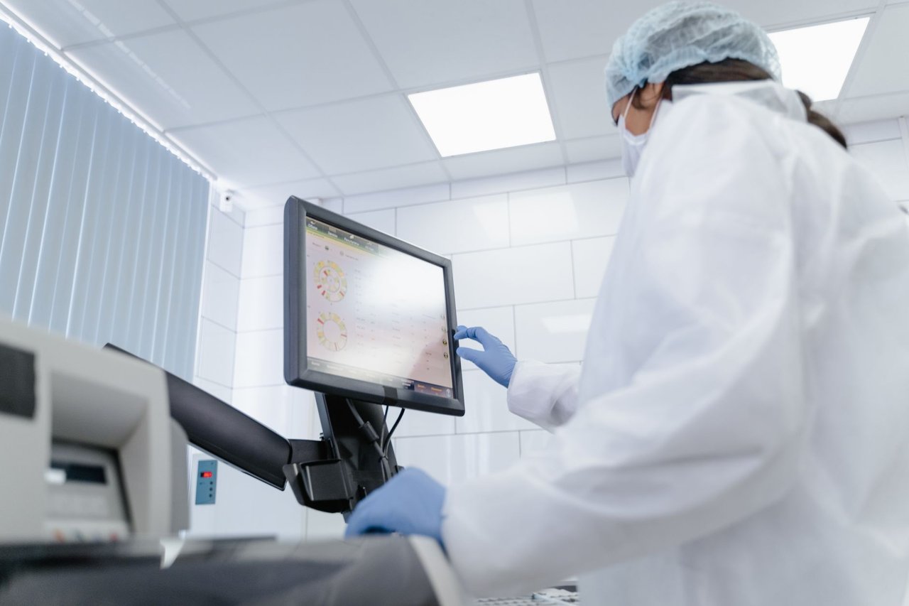 Cientista usando uma tela sensível ao toque em um laboratório moderno.