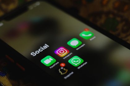 Tela de smartphone exibindo ícones de aplicativos de redes sociais.