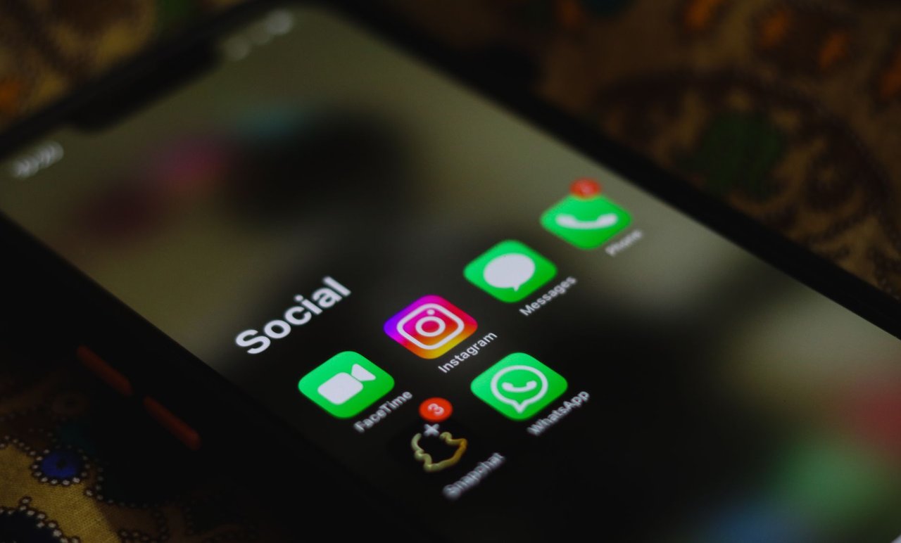 Tela de smartphone exibindo ícones de aplicativos de redes sociais.